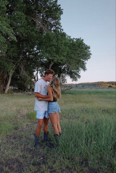 Cute Country Couple Aesthetic, Country Life Aesthetic Couple, Country Love Aesthetic, Country Couple Pictures Summer, Bf Poses, Country Boyfriend Goals, Pictures To Take With Your Boyfriend Country, Country Summer Aesthetic, Country Couples Teenage