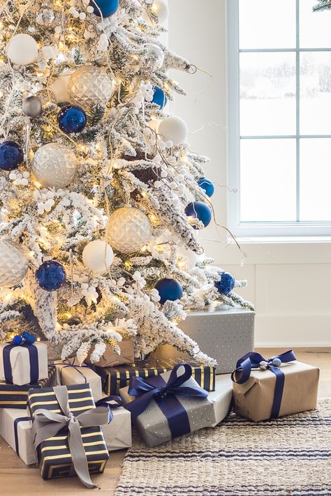 Christmas Friday, Blue Christmas Tree Decorations, Blue Christmas Decor, Tree Inspiration, Silver Christmas Decorations, Blue Christmas Tree, Elegant Christmas Trees, Silver Christmas Tree, A White Christmas