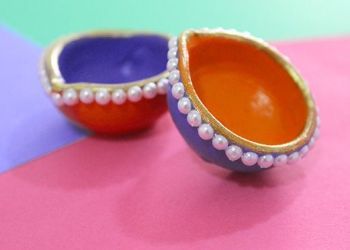 Diya Paintings For Diwali Easy, Diya Decoration Ideas For Kids, Diya Making Ideas For Diwali, Diy Diya Decoration Ideas, Diya Decoration Ideas Creative, Diy Diyas, Kids Diy Crafts, Kalash Decoration, Diya Designs