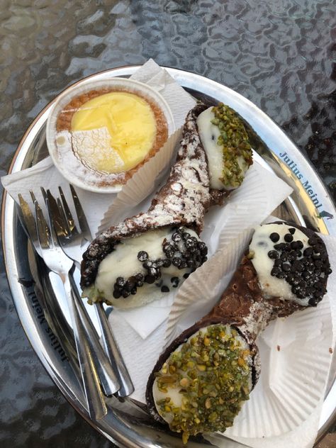 Italian Dessert Aesthetic, Cannoli Aesthetic, Cannoli Dessert, Italian Cannoli, Dessert Aesthetic, Aesthetic Places, Italy Food, Italy Trip, Summer 2025