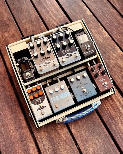 Guitar Pedalboard Setup, Pedalboard Design, Pedalboard Setup, Diy Pedalboard, Bass Pedalboard, Desktop Pedalboard, Bass Guitar Scales, Bass Guitar Pedal Board, Guitar Pedal Board