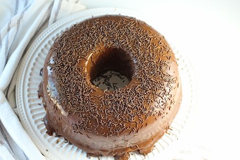 Best Brazilian Cake ~ Bolo de Brigadeiro! - Easy Brazilian Food Brazilian Recipes Dessert, Brigadeiro Cake, Brazilian Chocolate, Layered Cake, Brazilian Food, Round Cake Pans, Cake Toppings, Round Cakes, Cake Batter