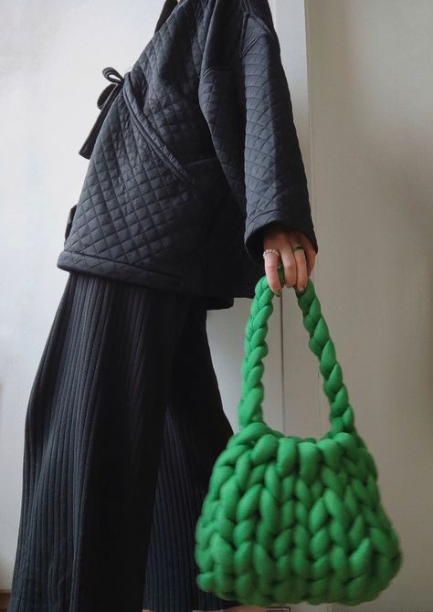 Kimono, black kimono, green bag, chunky bag, giant yarn, tubular yarn, hobo bag, Korean style bag, crochet bag, crochet tutorial Chunky Knit Purse Pattern, Tubular Yarn Bag, Diy Yarn Bag, Braided Bag Diy, Big Crochet Bag Pattern, Chunky Knit Bag Tutorial, Chunky Knit Bag Pattern, Chunky Yarn Purse, Chunky Bag Crochet Pattern