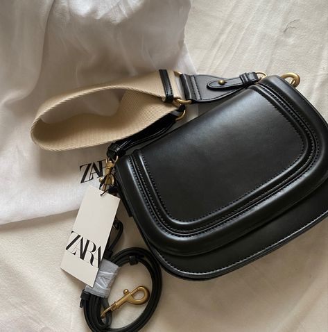 lol im so obsessed with this bag Zara Bags Handbags, Zara Sling Bag, Apple Watch Accessories Bands, Zara Models, Zara Purse, Zara Bag, Womens Trendy Dresses, Zara Bags, Girly Bags