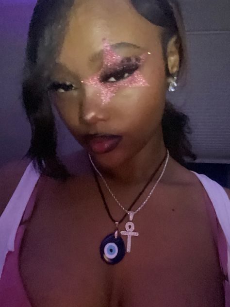 Star makeup glitter pink y2k pink punk black girl makeup black girl alt makeup glitter pink Makeup Ideas Extra, Makeup Looks To Do When Bored, Makeup Ideas Rave, Star On Cheek Makeup, Trashy Eye Makeup, Majorette Makeup Looks, Y2k Rave Makeup, Majestic Makeup Looks, Pink Out Makeup Football Game