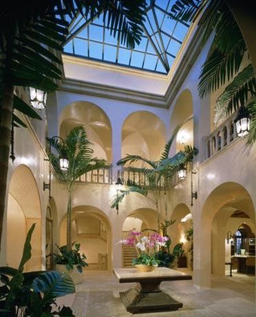 Mediterranean inspired, this home's spectacular entryway highlights its arched openings with columns & its huge pyramid skylight allows light to beam in & flow into the adjacent rooms via the arches. Residential Lighting Design, Moroccan Houses, Indoor Courtyard, Courtyard House Plans, Courtyard Design, Spanish Style Home, Casas Coloniales, Hacienda Style, Modern Mansion