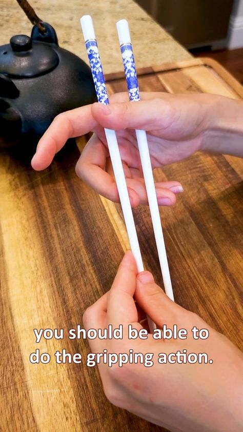 Chopstick Recipes, How To Use Chopsticks Video, How To Use Chopsticks, How To Hold Chopsticks, Kids Chopsticks, Using Chopsticks, Dessert Packaging, Chopstick Holder, Clever Hacks