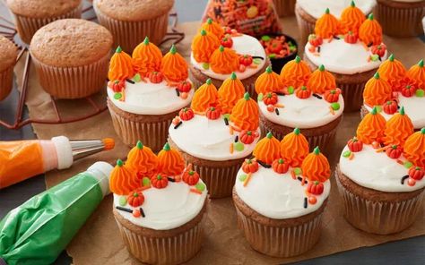 Fall Cupcakes Decoration, Easy Pumpkin Cupcakes, Easy Halloween Treats, Thanksgiving Cupcakes, Shaped Cake Pans, Cupcake Decorating Tips, Fall Cupcakes, Wilton Cake Decorating, Pumpkin Spice Cake