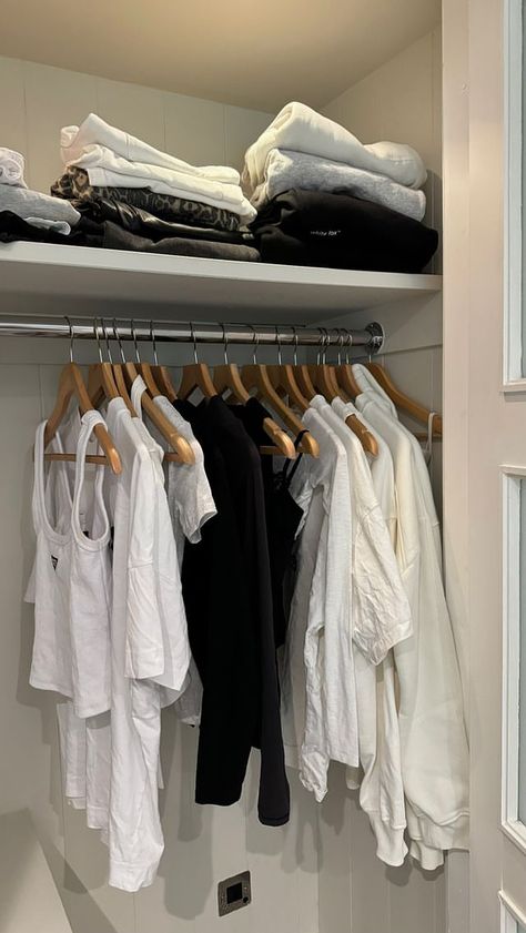 Black Clothes Aesthetic, Minimalist Closet Organization, Color Coordinated Closet, Closet Organisation, Aesthetic Wardrobe, Tidy Room, Room Organisation, Wardrobe Organisation, Clothing Closet