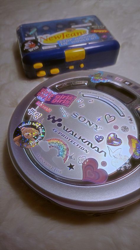 Decorated Cd Player, 2000s Gadgets, Walkman 90s, Y2k Gadgets, Walkman Aesthetic, 2000s Childhood Aesthetic, Girly Gadgets, Twitch Setup, Cd Walkman