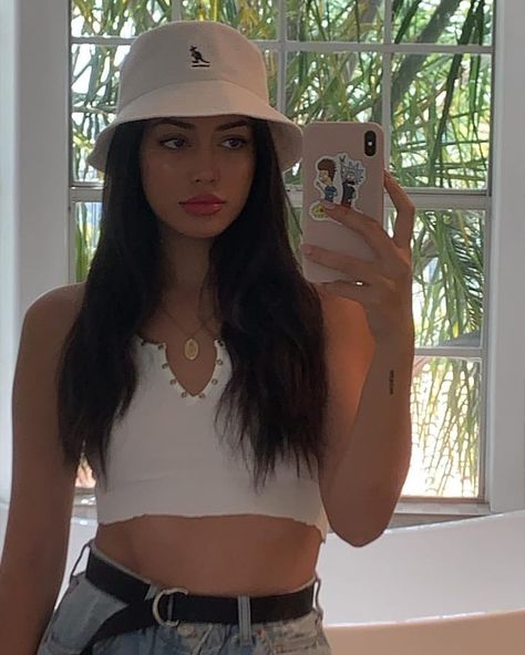 ❣︎「@kimmiecla✌︎」❣︎ Bucket Hat Outfits, Looks Hip Hop, Bucket Hat Outfit, Bucket Hat Fashion, Cindy Kimberly, Trik Fotografi, Outfits With Hats, Winter Mode, Mode Vintage