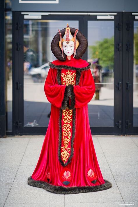 Queen Amidala Cosplay, Star Wars Cosplay Women, Padme Amidala Outfits, Amidala Costume, Padme Cosplay, Padme Amidala Cosplay, Star Wars Padme Amidala, Amidala Star Wars, Queen Amidala