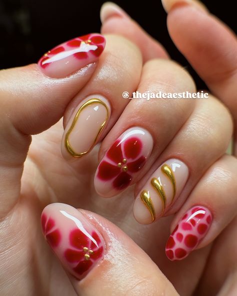 dominant hand nails check!! 😝💅🏼 it is not often that i will post the first picture of a carousel of my right hand, but i was obsessed with how my dominant hand turned out!! 🤩 so i hope you enjoy these dark red & 3d gold chrome blooming gel nails! this is a perfect design for fall, while staying super classy and cute! ☺️❤️ @stellar_gel - stellar bond - hard structure gel natural - heartthrob - blooming gel - stellar matte top - stellar shine top @dndgel - dnd 871 how do u neutral? @makar... New Years Nails Blooming Gel, Blooming Jelly Nails, Dark Matte Red Nails, Navy Blooming Gel Nails, Blooming Gel Nails For Fall, Blooming French Nails, Red Nails Blooming Gel, Christmas Nails With Blooming Gel, Football Theme Nails