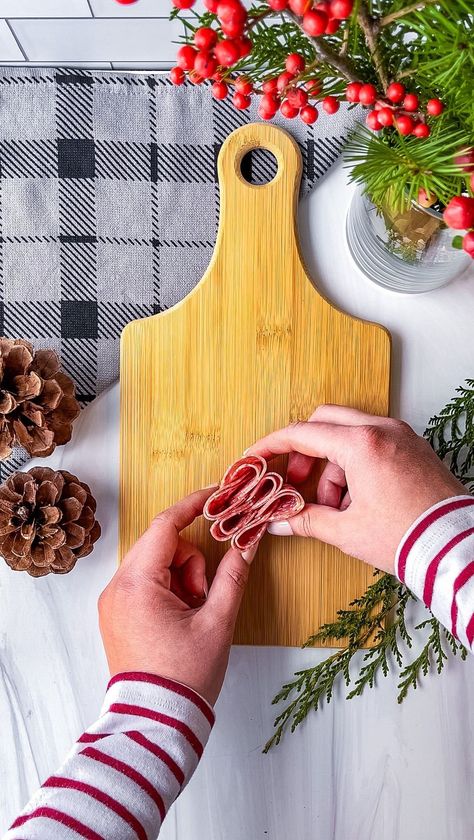 Salami River Tutorial, Salami Chain, Italian Charcuterie, How To Make Salami, Salami Rose, Salami And Cheese, Cafe Ideas, Charcuterie And Cheese Board, Cheese Tray