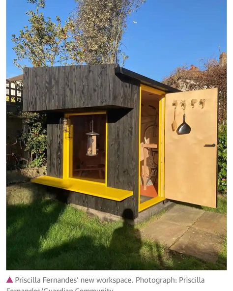 p r i s c i l l a on Instagram: “The shed is in the @guardian today! Link to the article is in my bio.” Shoffice Garden, Outdoor Studio Shed, Guest House Backyard, Outdoor Office Shed, Shed Cladding, Garden Shack, Small Garden Office, Tiny Shed, Small Garden Shed