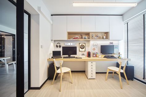 The study room, converted from a spare bedroom, boasts of customised his-and-hers workstations. Design by D5 Studio | www.lookboxliving.com.sg Minimalist Study Room Design, Hdb Study Room, Minimalist Study Room, Ikea Double Desk, Double Desk Ideas, Scandinavian Study Room, Muji Style Interior, Room Ideas Study, Studying Room