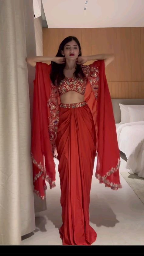 Indian Sagai Outfit, Modern Wedding Outfit Guest, Red Ethnic Wear Indian, Wedding Guest Dress Indian, Indian Wedding Outfits Guest For Women, Indian Wedding Guest Outfit Ideas, Dhoti Sari, Shaadi Outfits, Mehandi Outfits