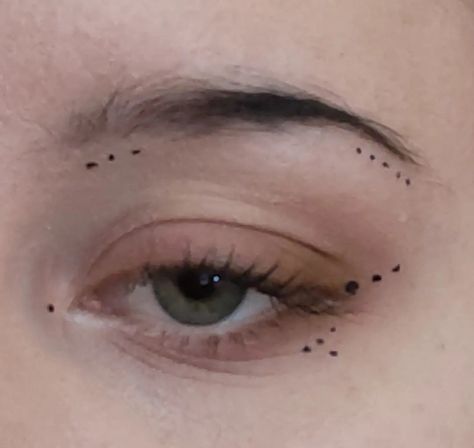 Simple and soft eyeliner, fairy eyeliner, dot eyeliner Make Up Dots Eyes, Eyeliner Styles With Dots, Fairy Eyeliner Looks, Simple Eyeliner Makeup Looks, Dot Eye Makeup Eyeliner, Eyeliner Dots Style, Makeup Dots Eye, Fairy Makeup Eyeliner, Dot Eyeliner Make Up