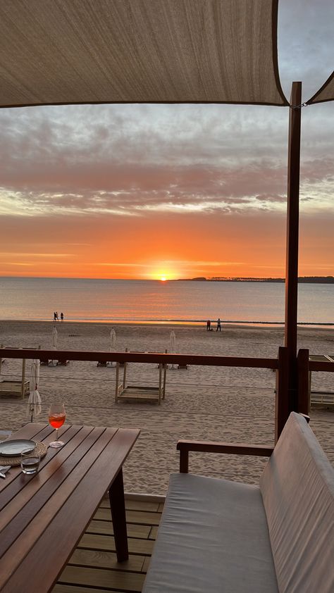 Beach Restaurant Food, Seaside Florida Restaurants, Beach Restaurant Aesthetic, Restaurant By The Sea, Native Restaurant, Sunset Kitchen, Sunset Food, Snow On The Beach, Sunset Restaurant