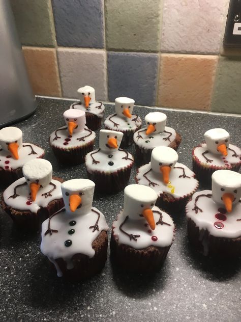 Melting snowmen Christmas cupcakes Melting Snowman Cupcakes, Melting Snowman, Snowman Cupcakes, Melting Snowmen, Snowman Cake, Melted Snowman, Christmas Cupcakes, Christmas Snowman, Party Ideas