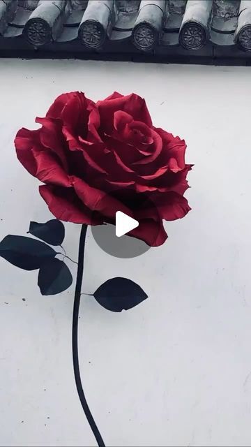 Zoi Decorative Design on Instagram: "Here comes the giant red Rose tutorial, every rose is worth taking care of!#Artificialflowers #giant flower#wedding	 #party #Window display#peony #peonyflower #paperflowers#organza#eva#mall #weddingdecor #weddingideas #partyideas #partydecor #rose #tutorial #tutorials" Giant Flower Wedding, Flower Party Decorations, T Party, Giant Roses, Red Giant, Paper Sculptures, Rose Tutorial, Flower Party, Giant Flowers