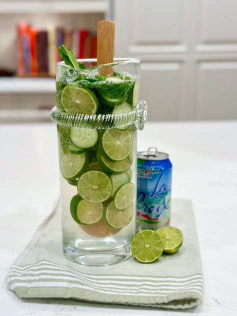 Mojito Spa Water Spa Water Recipes, Pomegranate Sangria, Joy Bauer, Slice Of Lime, Spa Water, Sparkling Water, Water Recipes, Fresh Lime, Mint Leaves