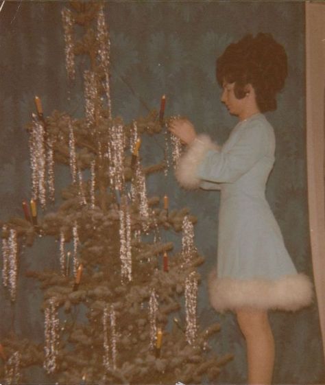 60s Christmas, Vintage Christmas Tree Decorations, Vintage Christmas Photos, Kitsch Christmas, 1950s Christmas, Christmas Shoot, Vintage Everyday, Christmas Inspo, Christmas Past