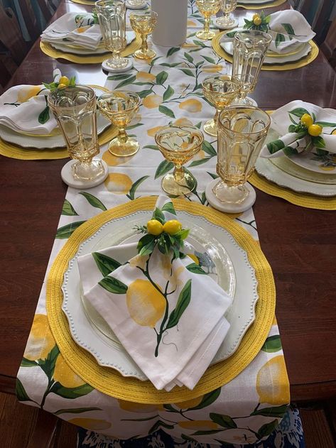 Lemon Place Setting, Lemon Dining Room, Lemon Tablescape, Lemon Table Decor, Table Setting Etiquette, Summer Farmhouse Decor, Room Table Decor, Lemon Kitchen Decor, Tafel Decor