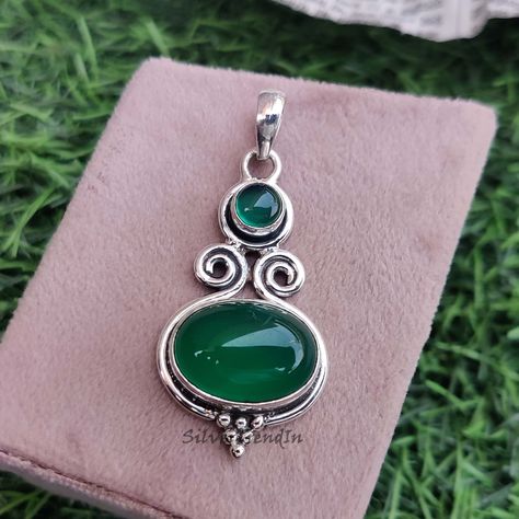 Conceptual Jewelry, Green Onyx Necklace, Silver Gold Necklace, Jewelry 2023, Setting Ideas, Natural Gemstone Ring, Jewellery Inspiration, Onyx Necklace, Necklace Green