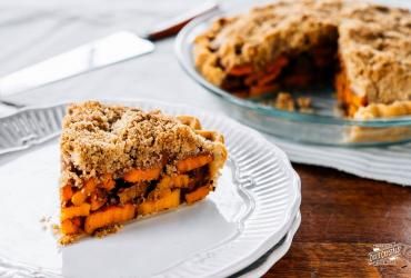 Pumpkin Pie Crisp | Dixie Crystals Sweet Potato Apple, Apple Crumble Pie, Sweet Potato And Apple, Cake Mug, Pie Crumble, Five Spice Powder, Crumble Recipe, Peach Pie, Potato Pie