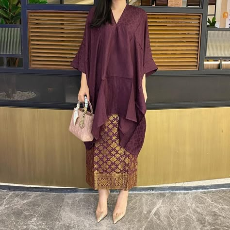 Batik Modern Fashion Style, Indonesian Clothing, Kaftan Batik, Kondangan Outfit, Dress Muslim Modern, Braidsmaid Dresses, Batik Dress Modern, Eid Fashion, Kebaya Modern Dress