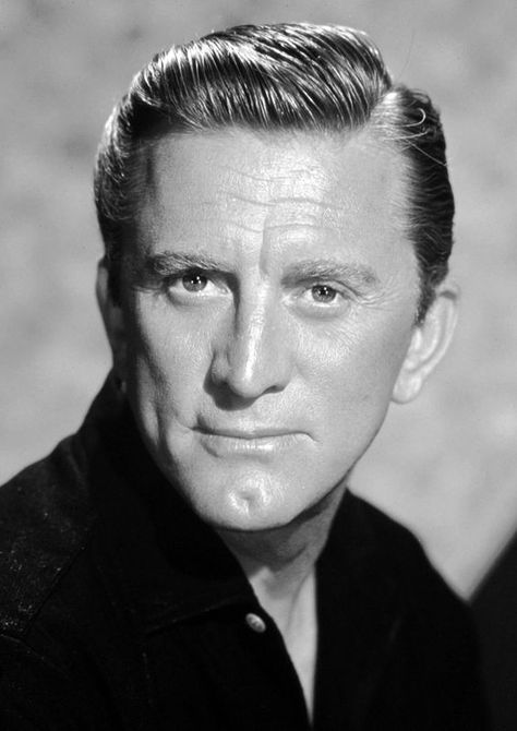 Kirk Douglas Classic Film Stars, Kirk Douglas, Hollywood Cinema, Hollywood Men, Classic Movie Stars, Hollywood Icons, Film Stars, Corte De Cabelo Masculino, Actrices Hollywood