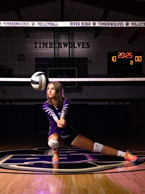 Senior Volleyball Pictures Poses, Volleyball Team Photos, Senior Sports Photography, Volleyball Jokes, Volleyball Backgrounds, Youth Volleyball, Professional Volleyball, Volleyball Posters, Volleyball Photography