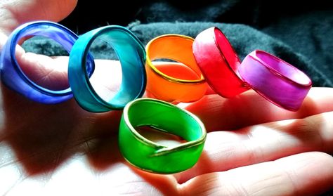 diy polymer clay and aluminum wire rings. Diy Rings Tutorial, Fimo Ring, Polymer Clay Beads Diy, Rings Clay, Colorful Rings, Precious Metal Clay Jewelry, Polymer Clay Ring, Clay Rings, Rings Diy