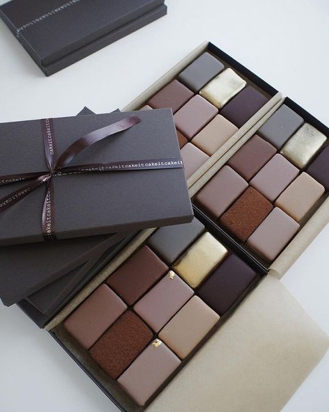 Chocolate Design Ideas, Chocolate Business Ideas, Chocolate Bar Design, Brown Packaging, Homemade Chocolate Bars, Chocolate Work, Chocolate Wrapping, Food Artists, Incredible Edibles