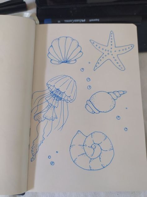 Summer Beach Drawing Ideas, Ocean Art Simple, Beachy Sketch Ideas, Bikinis Box Painting Jellyfish, Cool Ocean Drawings, Summer Sketchbook Ideas, Beachy Doodles Easy, Aesthetic Beach Drawing, Water Doodle Art