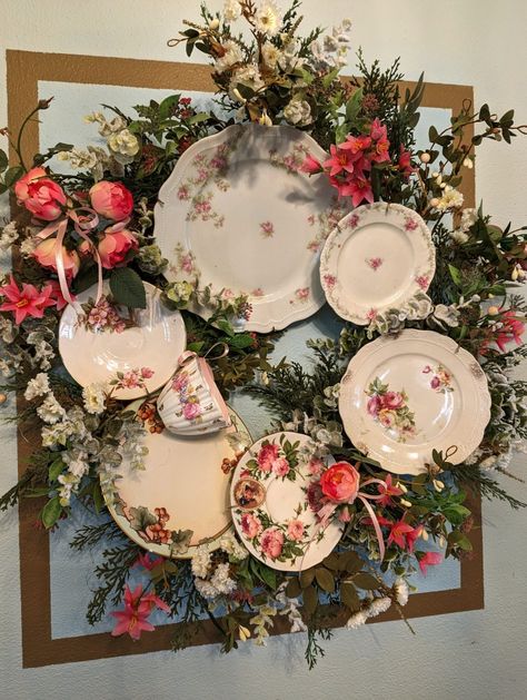 Dish Wreaths, Plate Wreaths, Plate Wreath, Free Paper Printables, Teacup Crafts, China Crafts, Diy Dish, Personal Gifts, China Dishes