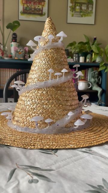 Mushroom Hats Diy, Halloween Crafts Aesthetic, Diy Zoetrope, Cool Diy Halloween Costumes, Mushrooms Dress, Ren Faire Aesthetic, Mushroom Hat Diy, Diy Mushroom Hat, Mushroom Halloween Costume