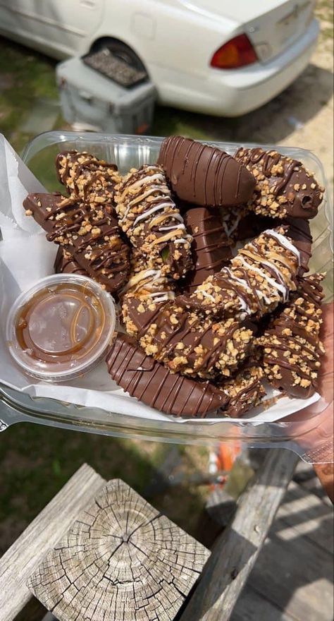 Food To Sell Ideas Make Money, Chocolate Covered Apples Slices, Food Truck Desserts, Candied Grapes Recipe, Gourmet Candy Apples, Portable Dessert, Comforting Food, Chocolate Covered Apples, Gourmet Apples