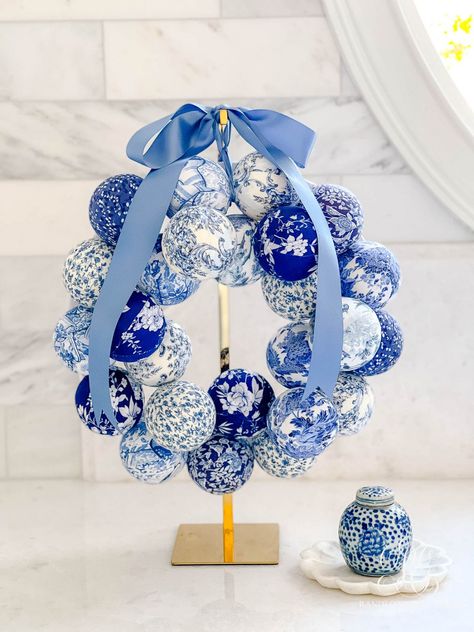 White Christmas Kitchen, Christmas Chinoiserie, Blue Christmas Tree Decorations, Blue And White Christmas, Chinoiserie Christmas, Blue Christmas Decor, Blue And White Chinoiserie, Blue White Decor, Blue Christmas Tree