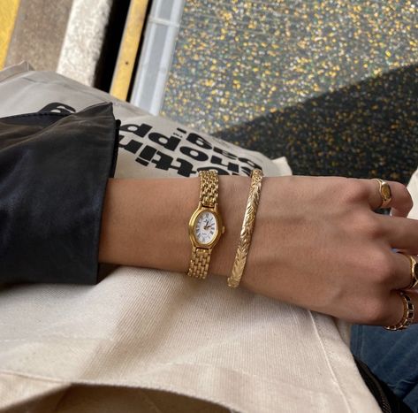 Gold Watches For Women, Gold Watches, Bracelet Wrist, Watch Luxury, Watches For Women, Dope Jewelry, Jewelry Essentials, Classy Jewelry, Stacked Jewelry