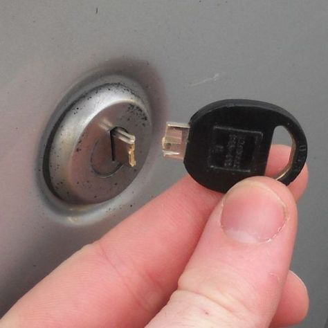 Do you still see a piece of the key sticking out of the lock? Then youre ... Fake Ft Call, Lock Repair, Automotive Locksmith, Video Call With Boyfriend Screen Photo, Locksmith Services, Photo To Video, Simple Tricks, Car Keys, Paper Clip