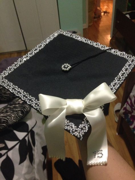 Glitter Grad Cap Ideas, Graduate Cap Decoration, Custom Cap And Gown, Grad Hats Decorations, Graduation Cap Ideas Simple, White Grad Cap Decoration, Graduation Cap Designs Bling, Classy Grad Cap Ideas, Simple Cap Ideas For Graduation