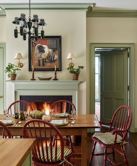 English Dining Room Country Style, Dining Room English Country, English Country Dining Room Ideas, Gil Schafer Interiors, Low Country Interior Design, Windowless Dining Room, New England Dining Room, Cozy Cottage Dining Room, 90s Home Aesthetic