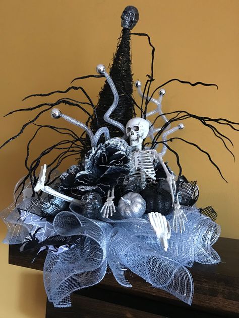 Witches Hat Decorating Ideas, Decorated Witch Hat Ideas, Witch Hat Halloween Decor, Witches Hats Decorations, Witch Hat Centerpiece Diy, Decorated Witch Hat, Decorated Witches Hats, Witch Hat Centerpiece, Witch Hat Table Decor