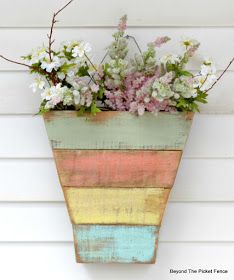 Spring Porch Decor from the Thrift Store Pallet Woodworking, Painted Garden Furniture, Spring Wood Crafts, Spring Porch Decor, Easter Wood Crafts, Scrap Wood Crafts, Thrift Store Decor, Wood Pallet Wall, Thrift Store Crafts