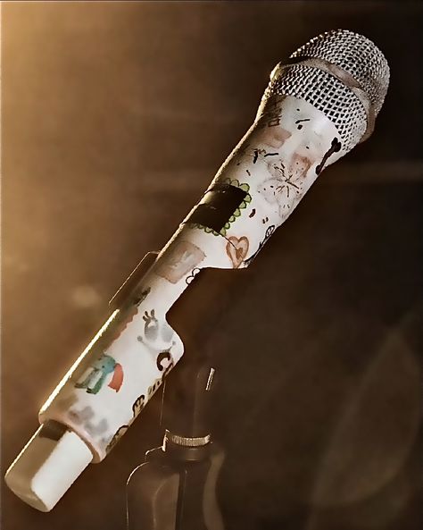 Five Microphones Kpop, Kpop Soloist Aesthetic, Cool Microphones, Microphones Aesthetic, Fancy Microphone, Open Mic Aesthetic, Pretty Microphones, Custom Microphone Design, Micro Aesthetic