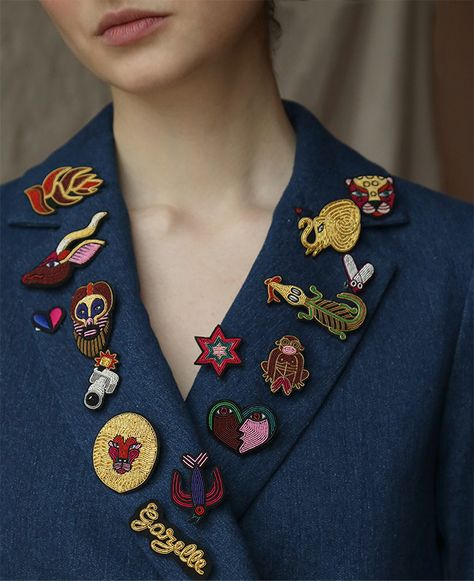 Embroidery Workshop, Brooch Diy, Gold Work, Embroidery Jewelry, Beaded Brooch, Embroidery Inspiration, Fabric Jewelry, Fashion Details, Embroidery Art