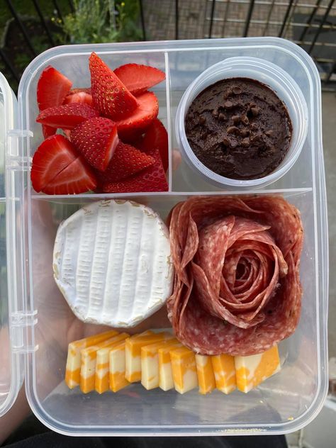 Salami Lunch Ideas, Charcuterie Board Lunch Box Ideas, Charcuterie Lunch Box Ideas, Charcuterie Lunch, Salami Rose, Prep Snacks, Chocolate Hummus, Box Snack, Meal Prep Snacks