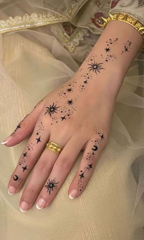 Minimal Henna Designs, Henna Designs 2023, Ramadan Henna Designs, Butterfly Henna Designs, Floral Henna Designs, Mandalas Henna Ideas, Henna Design Ideas Do It Yourself Tattoo, Henna Motive, Small Henna Designs, Cute Henna Designs, Cute Henna Tattoos, Henna Style Tattoos, Jagua Henna, Small Henna, Henna Inspired Tattoos